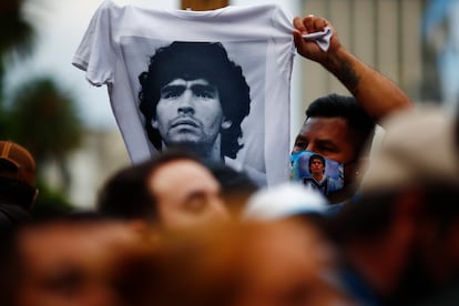 Un hincha con la camiseta de Maradona el día de su muerte.