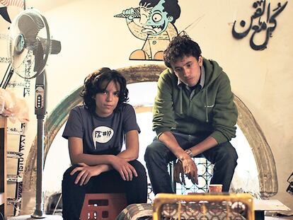<b>La grafitera Aya, de 19 años, junto a su amigo Ragab, en la tienda-taller de su abuelo en Alejandría. </b>