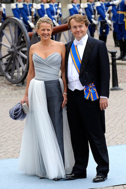 Friso de Holanda
El hermano del rey Guillermo de Holanda se enfrentó al Gobierno y a su madre (la entonces reina Beatriz) para casarse con Mabel Wisse, una polémica mujer que podría haber ejercido de espía para los servicios secretos holandeses en los años noventa. Aunque lo que realmente contrarió al parlamento fueron las relaciones de Wisse con el narcotraficante Klaas Bruinsma. Se casaron en 2004, él renunció a su puesto en la línea sucesoria y se mudaron a Londres. Pero Friso falleció en 2013 a causa de las lesiones que le provocó un accidente de esquí. Su viuda hoy mantiene una relación cordial con su familia política y su título de princesa.