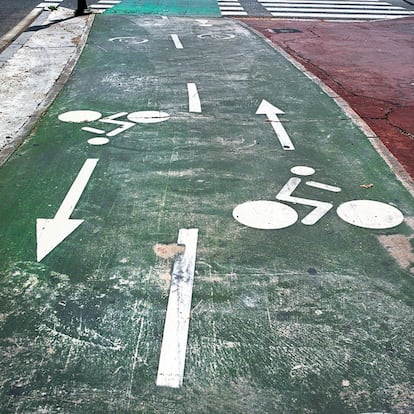 El carril tiene “zonas trampa”, según denuncian los ciclistas. Con la lluvia, algunos tramos se convierten en una pista deslizante debido a la pintura empleada. Otras dificultades: en la avenida de la Constitución hay que prestar atención a los raíles del tranvía para no encajar la rueda, y en ciertos lugares de la ciudad, un árbol o un agujero pueden sorprender a los despistados en medio de la vía.