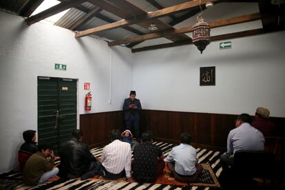 Musulmanes del grupo étnico Tzotzil participan en la oración del viernes mientras el imán Ibrahim Chechev pronuncia su sermón dentro de la mezquita de la comunidad musulmana Ahmadiyya en San Cristóbal de las Casas (México).
