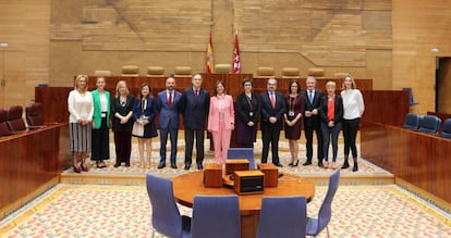 La Junta de Gobierno del ICAM es recibida en el hemiciclo por la presidenta y los miembros de la Mesa de la Asamblea de Madrid.