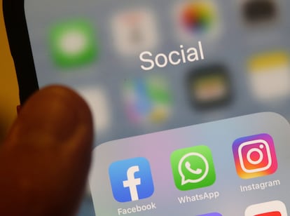 La pantalla de un teléfono móvil con los iconos de Facebook, WhatsApp e Instagram.