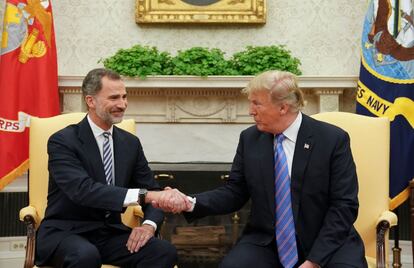 El rey Felipe VI y Donald Trump se saludan en el despacho Oval de la Casa Blanca.