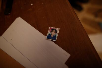 La foto de una niña sin identificar, sobre un escritorio.