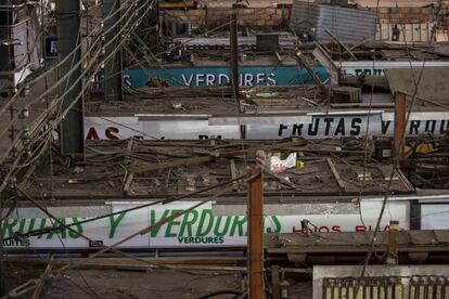 El nou mercat tindrà dues plantes i un espai subterrani dividit en dues àrees: una amb dos nivells (al -1 se situaran les 52 places d’aparcament previstes, i al -2 se situaran els magatzems) i l’altra meitat és la zona logística per als operadors del mercat, que es construeix amb doble alçada.