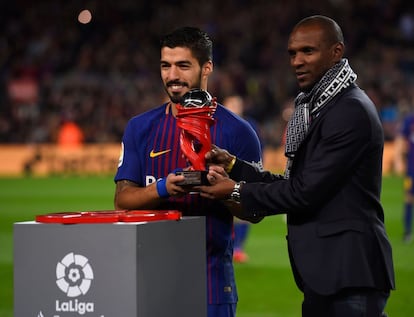 El ex jugador del Barcelona Eric Abidal otorga el premio al mejor Jugador del mes al delantero uruguayo del Luis Suárez antes del partido entre el FC Barcelona y el Deportivo Alavés que se juega en el Camp Nou.