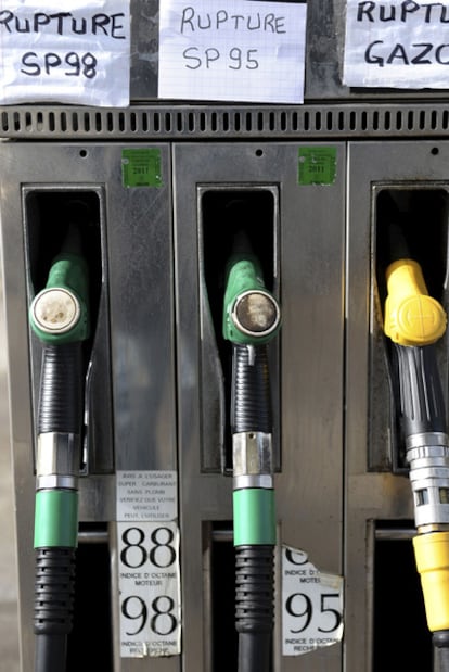 Surtidores sin combustible en una gasolinera cerrada en Sarrenguemines, al este de Francia.