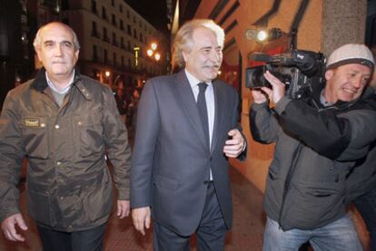 Juan Pedro Hernández Moltó abandona la sede CCM en Madrid el 29 de marzo de 2009, tras la intervención de la entidad.