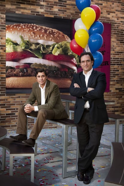 José Cil (derecha), junto a Juan Olave, director para España de Burger King, en Barcelona.