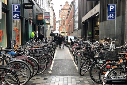 Bicis aparcadas en una calle de la capital danesa.