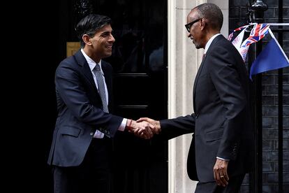 El primer ministro del Reino Unido, Rishi Sunak, recibe al presidente de Ruanda, Paul Kagame, en Downing Street en mayo pasado.