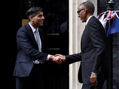 El primer ministro del Reino Unido, Rishi Sunak, recibe al presidente de Ruanda, Paul Kagame, en Downing Street en mayo pasado.