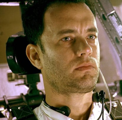 Quando uma criança diz que quando crescer quer ser astronauta é bem provável que sua aspiração seja se parecer com Tom Hanks neste filme. Do mesmo modo que durante as turbulências no avião olhamos para a aeromoça para nos certificarmos de que tudo vai bem, no cinema depositamos todas as nossas esperanças no aprumo de Hanks. Por isso, quando se rende e reconhece “Houston, temos um problema”, sabemos que a tripulação dessa nave espacial está realmente mal. Essa expressão não passou à história do cinema pela frase em si, mas porque era Hanks quem a pronunciava. Com tudo o que isso significa. Bruce Willis a teria pronunciado de um modo dissimulado. Tom Hanks conseguiu que o mundo inteiro contivesse a respiração.