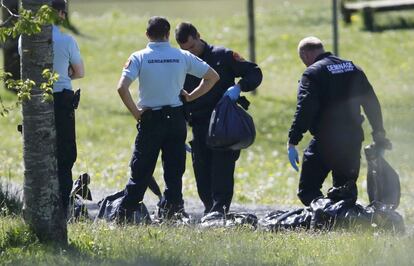 Policia francesa i experts en explosius busquen en un dels dipòsits d'armes de la banda terrorista ETA, en Saint-Pée-sud-Nivelle, prop de Baiona.