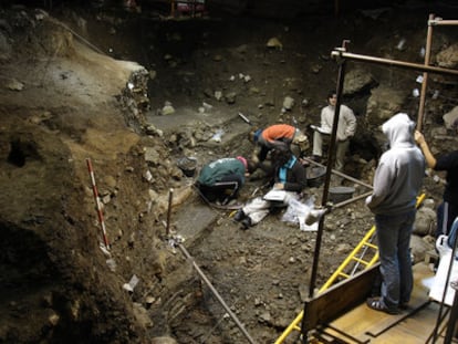 Excavación en el yacimiento del Portalón de Cueva Mayor de Atapuerca.