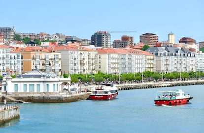 Varias embarcaciones de la compañía Los Regina, junto al paseo Marítimo de Santander.