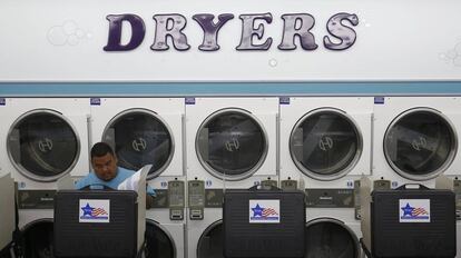 Um eleitor exerce seu direito ao voto em uma lavanderia em Chicago.