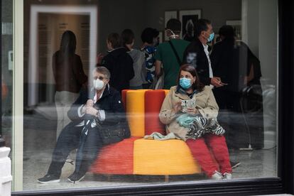 Los turistas aguardan el inicio de la visita a la casa-museo del gran pintor belga James Ensor.