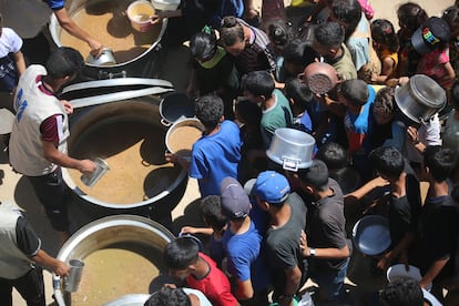 Distribución de ayuda en Deir al Balah, en el centro de Gaza, el miércoles.