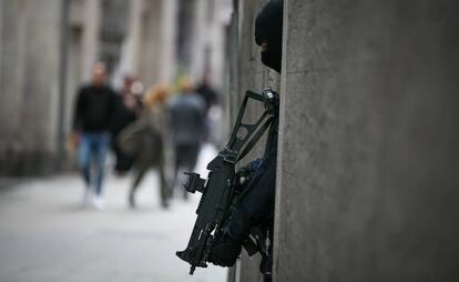 Un agent dels Mossos, a l'octubre al Raval.