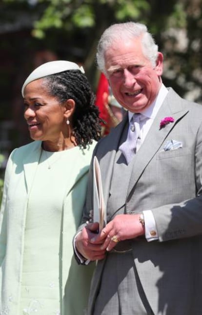 Doria Ragland con el príncipe Carlos en la boda de Enrique y Meghan, el 19 de mayo de 2018.