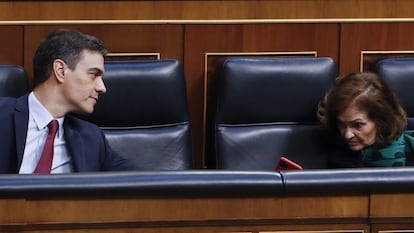 El presidente del Gobierno, Pedro Sánchez, y la vicepresidenta primera, Carmen Calvo, durante la sesión de control de este miércoles.