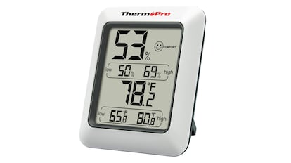 Este tipo de aparato, un termómetro higrómetro dos en uno, mide igual la temperatura que la humedad interior de casa.