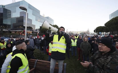 Taxistas concentrados en los alrededores de Ifema en Madrid.