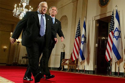 Bush y Ariel Sharon, en una conferencia de prensa ofrecida en la Casa Blanca el 14 de abril de este año.