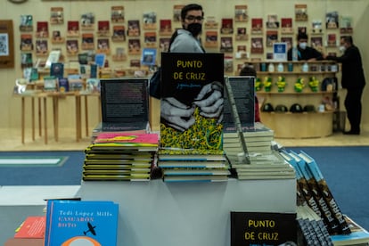 Punto de Cruz, libro de la autora Jazmina Barrera en la Feria Internacional del Libro de Guadalajara