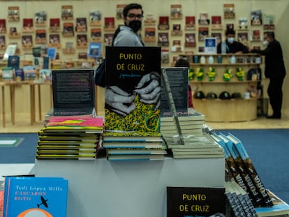 Punto de Cruz, libro de la autora Jazmina Barrera en la Feria Internacional del Libro de Guadalajara. 