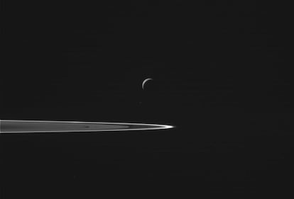 La nave Cassini ha empezado a transmitir las últimas imágenes de la luna Enceladus de Saturno. El pasado miércoles, sobrevoló la región del polo sur de esta luna a unos 49 kilómetros de distancia. Los investigadores tardarán unas semanas en analizar los datos recibidos, pero esperan hacer importantes descubrimientos sobre el oceano subterráneo de Enceladus. Esta luna se ha convertido en un objetivo para la NASA de cara a futuras exploraciones en posibles entornos habitables del Sistema Solar. La nave continuará enviando datos durante los próximos días.