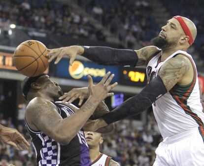 A la derecha, Drew Gooden, de los Bucks, carga contra DeMarcus Cousins, de los Kings.