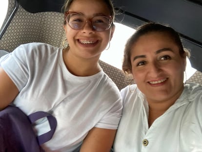 Astrith Johana Osorio (izquierda) con su mejor amiga, Omaira Pérez.