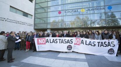 Concentración de abogados ante la Ciudad de la Justicia de Valencia contra las tasas judiciales.