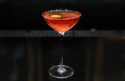 El cóctel Lucien Gaudin que se sirve en Pictura (la barra del Hotel Mandarin Oriental Ritz de Madrid) lleva ginebra, vermú seco, Cointreau, Campari y 'bitter' de naranja.