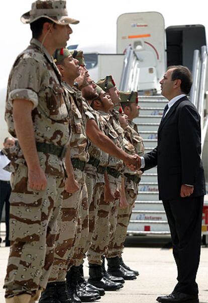 Alonso saluda a los militares antes de que embarcaran.