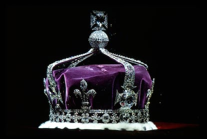 La Corona de la reina Isabel, realizada con una base de platino y 2.800 diamantes, además de contener el diamante Koh-i-Noor. 