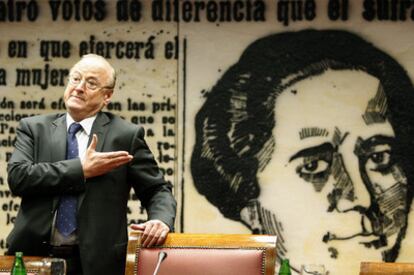 Jordi Vilajoana, presidente de la Comisión de Economía del Senado, en la presentación del informe.