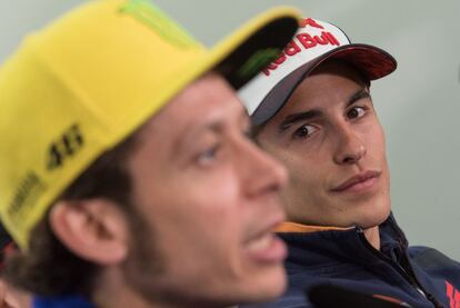 M&aacute;rquez observa a Rossi en la conferencia de prensa. 