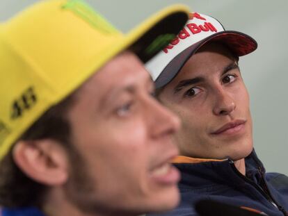 M&aacute;rquez observa a Rossi en la conferencia de prensa. 