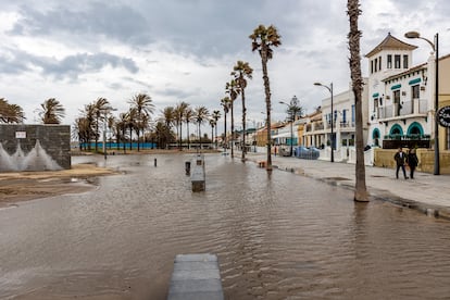 Se había decretado la alerta naranja, pero el cielo comenzó a descargar sin tregua, y se tornó roja ante la intensidad y persistencia de la tormenta, que ha mantenido en vela a vecinos y efectivos de emergencias durante toda la madrugada.