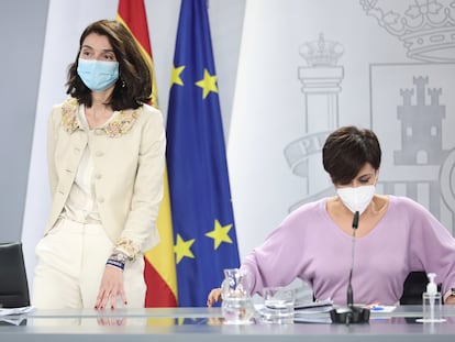 La ministra de Justicia, Pilar Llop (izquierda), y la ministra de Política Territorial y portavoz del Gobierno, Isabel Rodríguez, el martes en una rueda de prensa en La Moncloa.