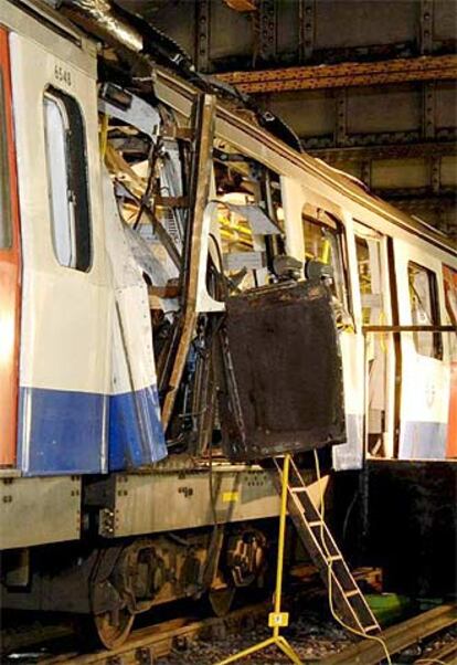 Imagen distribuida por la policía londinense de un convoy de metro destrozado en la estación de Aldgate.