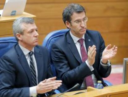 El presidente de la Xunta, Alberto N?ez Feijo (d) y el vicepresidente, Alfonso Rueda, aplauden en el Parlamento de Galicia, en Santiago de Compostela. EFE/Archivo