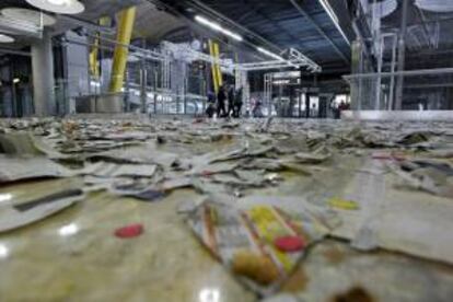 Basura acumulada en el suelo de la T4 con motivo de la huelga que mantienen los 300 empleados de la contrata de la limpieza de Eulen.