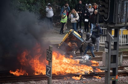 Disturbios en la estación de tren de la ciudad de Lorient (noroeste de Francia) durante la jornada de protestas, este martes.