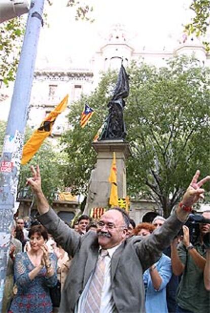 Josep Lluís Carod saludaba ayer a algunos seguidores.