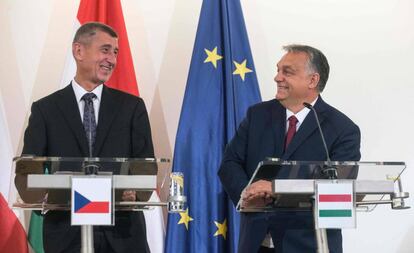 El primer ministro checo, Andrej Babis (izquierda), y su homólogo húngaro, Viktor Orbán, este martes en Praga.